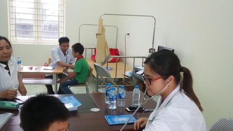 Ngày 16/04/2019 bộ phận y tế trường TH Lam Sơn đã tổ chức khám sức khỏe định kỳ đợt II cho học sinh toàn trường