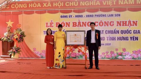 Trường Tiểu học Lam Sơn đón Bằng công nhận đạt chuẩn quốc gia và Cờ thi đua của UBND tỉnh